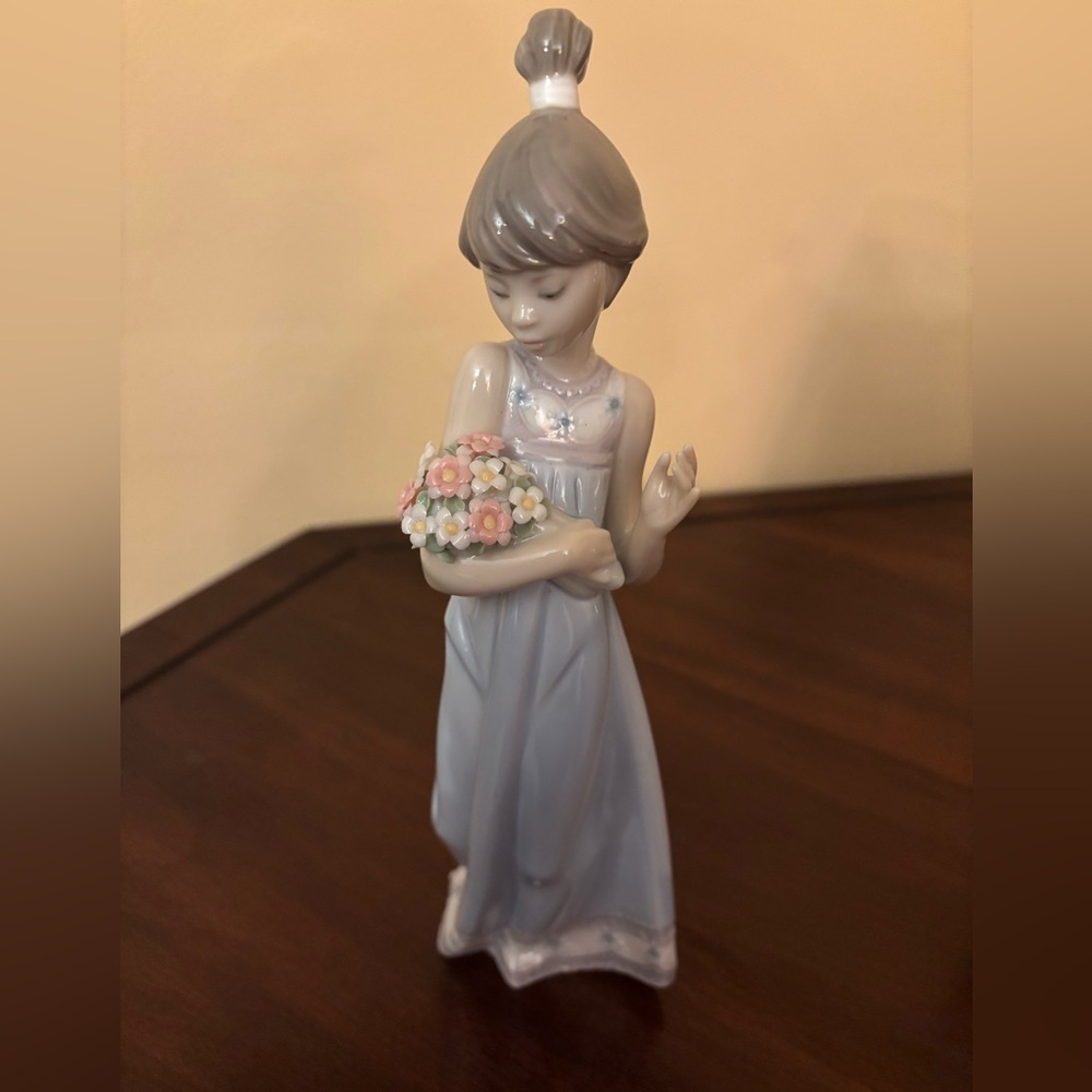 THURSDAY PRICE REDUCTION Lladro Figurine 5604 “Spring Token” pre-owned - Picture 3 of 8
